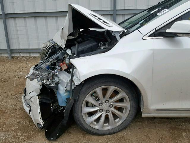 1G4GB5G33GF173858 - 2016 BUICK LACROSSE WHITE photo 9