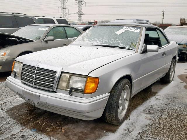 WDBEA66E4PB945426 - 1993 MERCEDES-BENZ 300 CECV SILVER photo 2