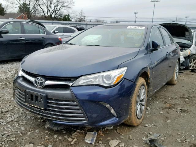 4T4BF1FKXFR487345 - 2015 TOYOTA CAMRY LE BLUE photo 2