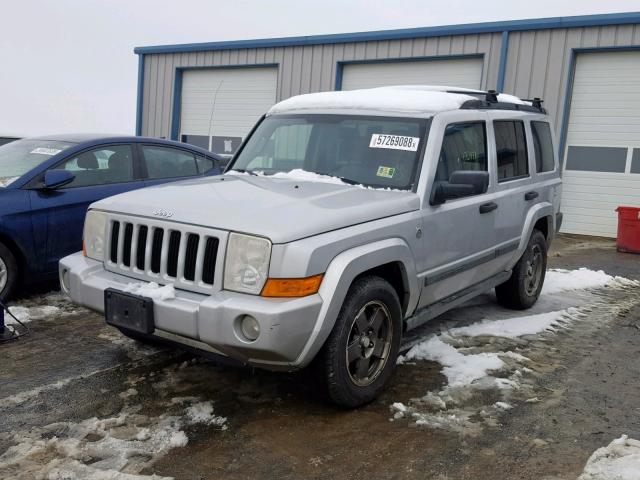 1J8HG48NX6C132561 - 2006 JEEP COMMANDER SILVER photo 2