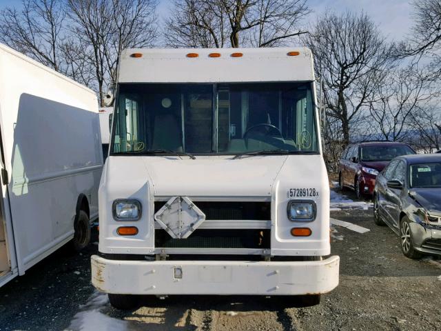 4UZAANBW81CH53225 - 2001 FREIGHTLINER CHASSIS M WHITE photo 9