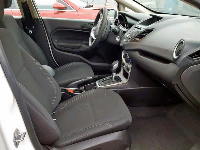 3FADP4BJ7HM138076 - 2017 FORD FIESTA SE WHITE photo 5