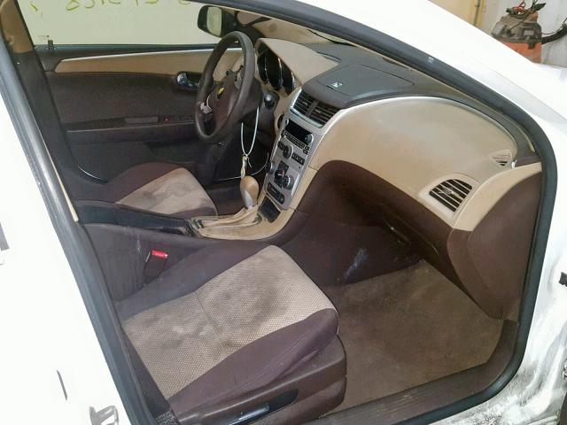 1G1ZB5EB9A4136803 - 2010 CHEVROLET MALIBU LS თეთრი ფოტო 5