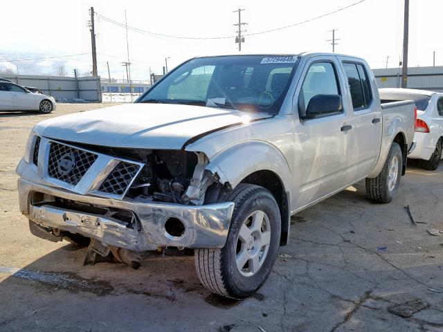 1N6AD07W06C454255 - 2006 NISSAN FRONTIER C SILVER photo 2