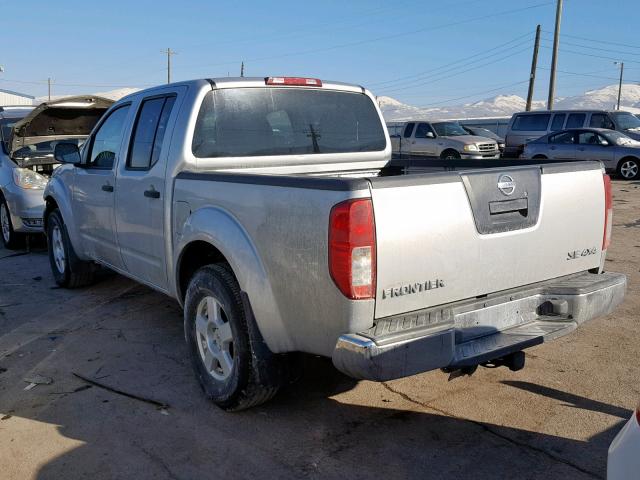 1N6AD07W06C454255 - 2006 NISSAN FRONTIER C SILVER photo 3