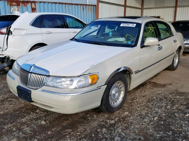 1LNHM83WXYY940370 - 2000 LINCOLN TOWN CAR C WHITE photo 2