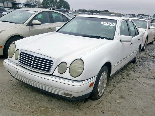 WDBJF65F4WA557692 - 1998 MERCEDES-BENZ E 320 WHITE photo 2