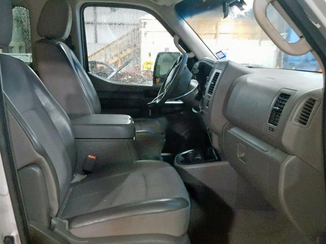 5BZAF0AA7DN201283 - 2013 NISSAN NV 3500 SILVER photo 5