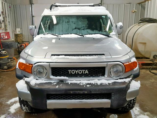 JTEBU11F270054783 - 2007 TOYOTA FJ CRUISER SILVER photo 9