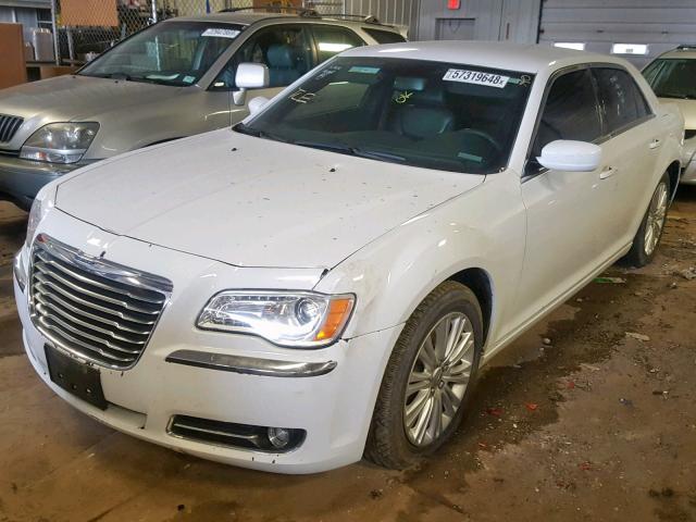 2C3CCARG1EH384128 - 2014 CHRYSLER 300 WHITE photo 2