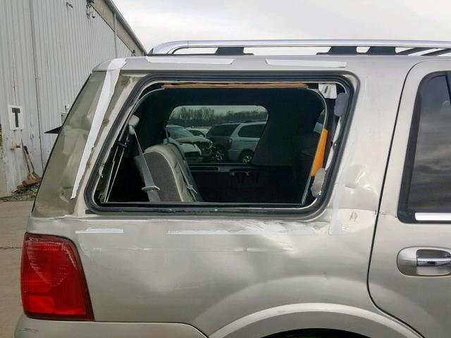 5LMFU28R24LJ18416 - 2004 LINCOLN NAVIGATOR 银色 照片 9