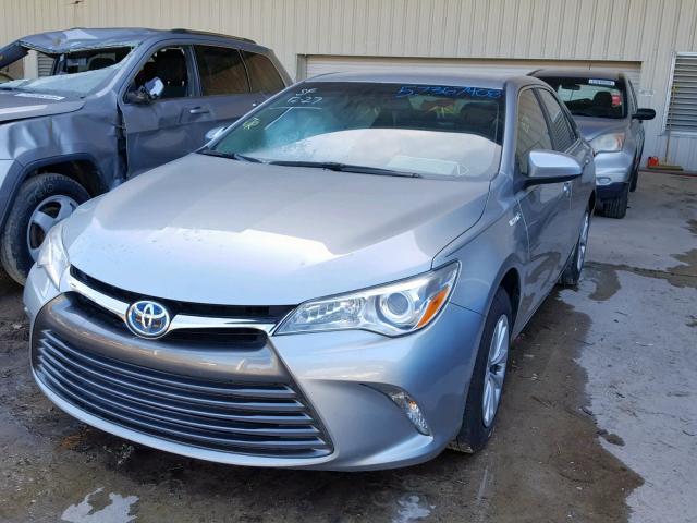 4T1BD1FK5FU157077 - 2015 TOYOTA CAMRY HYBR SILVER photo 2