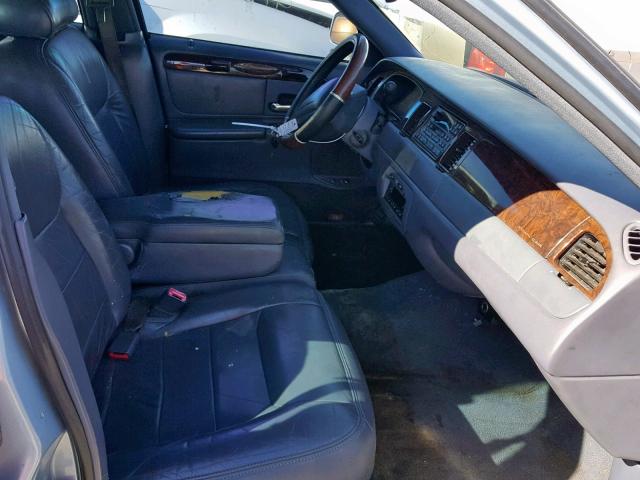 1LNFM82W4WY678402 - 1998 LINCOLN TOWN CAR S BLUE photo 5