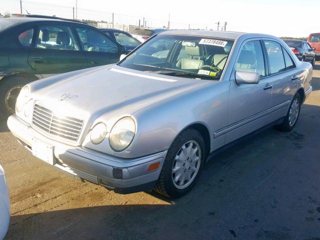 WDBJF65F8WA547666 - 1998 MERCEDES-BENZ E 320 SILVER photo 2