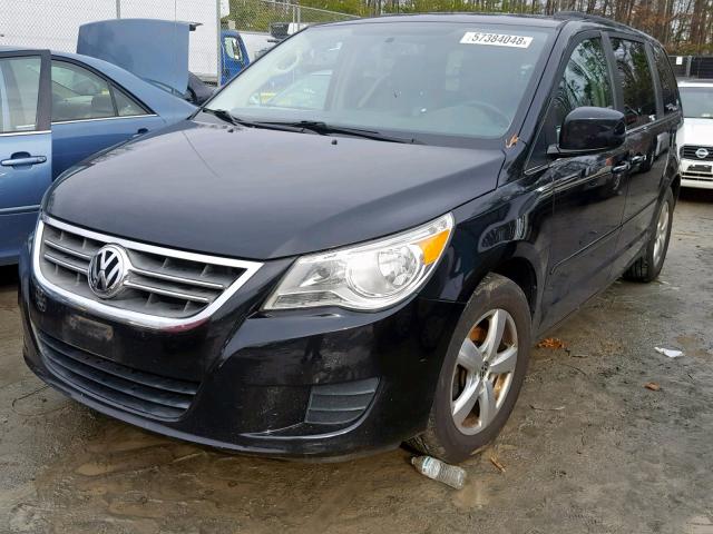 2V4RW3DG2BR670260 - 2011 VOLKSWAGEN ROUTAN SE BLACK photo 2