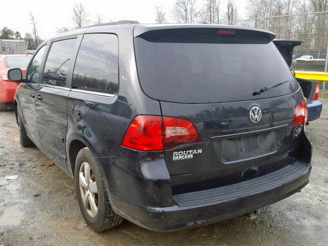 2V4RW3DG2BR670260 - 2011 VOLKSWAGEN ROUTAN SE BLACK photo 3