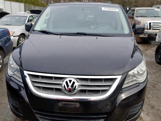 2V4RW3DG2BR670260 - 2011 VOLKSWAGEN ROUTAN SE BLACK photo 9