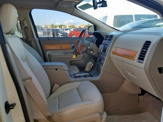 2LMDU68C47BJ03888 - 2007 LINCOLN MKX WHITE photo 5