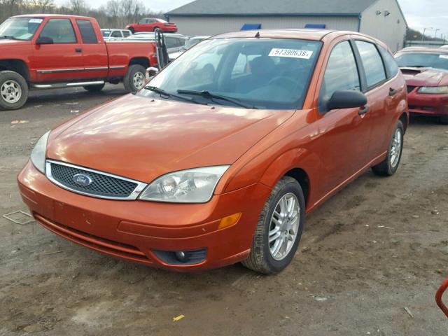 3FAFP37N75R133599 - 2005 FORD FOCUS ZX5 ORANGE photo 2