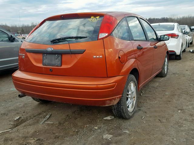 3FAFP37N75R133599 - 2005 FORD FOCUS ZX5 ORANGE photo 4