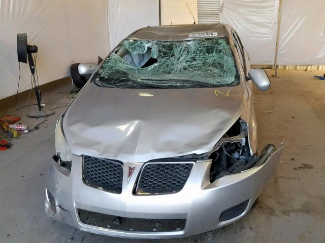 5Y2SP6E87AZ414525 - 2010 PONTIAC VIBE SILVER photo 9