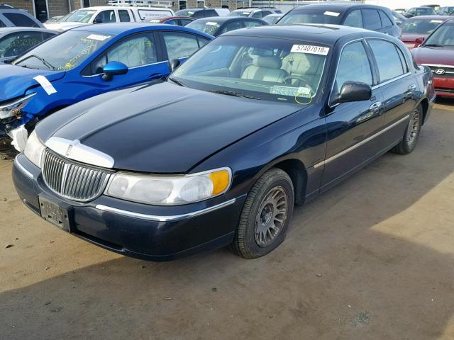 1LNHM83W7XY696272 - 1999 LINCOLN TOWN CAR C BLACK photo 2