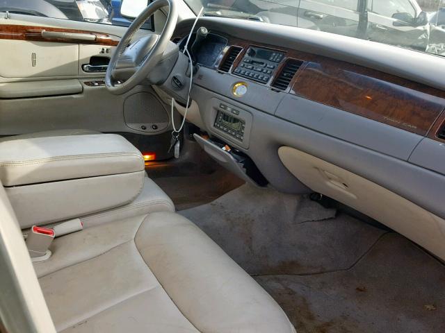 1LNHM83W7XY696272 - 1999 LINCOLN TOWN CAR C BLACK photo 5