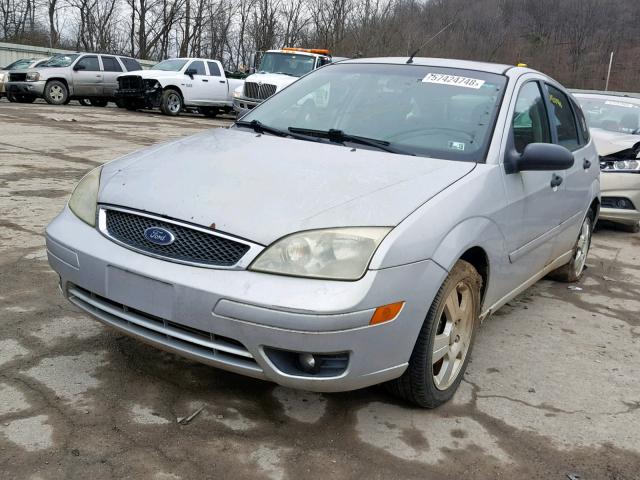 3FAHP37N55R135358 - 2005 FORD FOCUS ZX5 SILVER photo 2