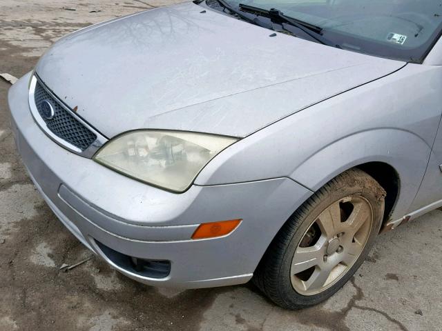 3FAHP37N55R135358 - 2005 FORD FOCUS ZX5 SILVER photo 9