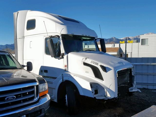 4V4NC9EJ0BN297672 - 2011 VOLVO VN VNL WHITE photo 1