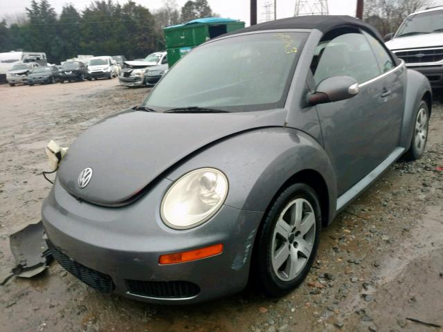 3VWPF31Y76M311558 - 2006 VOLKSWAGEN NEW BEETLE ნაცრისფერი ფოტო 2