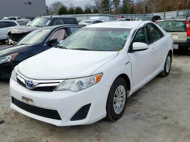 4T1BD1FK8CU016175 - 2012 TOYOTA CAMRY HYBR WHITE photo 2