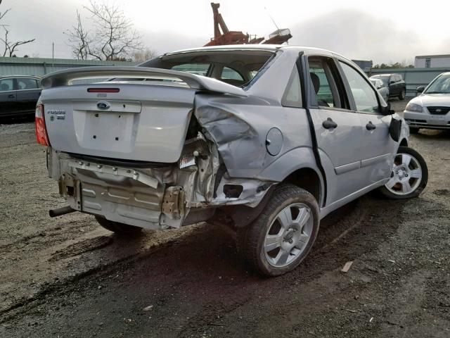 1FAHP34N37W318021 - 2007 FORD FOCUS ZX4 SILVER photo 4