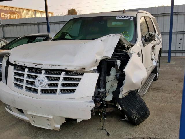 1GYUKAEFXAR183087 - 2010 CADILLAC ESCALADE WHITE photo 2