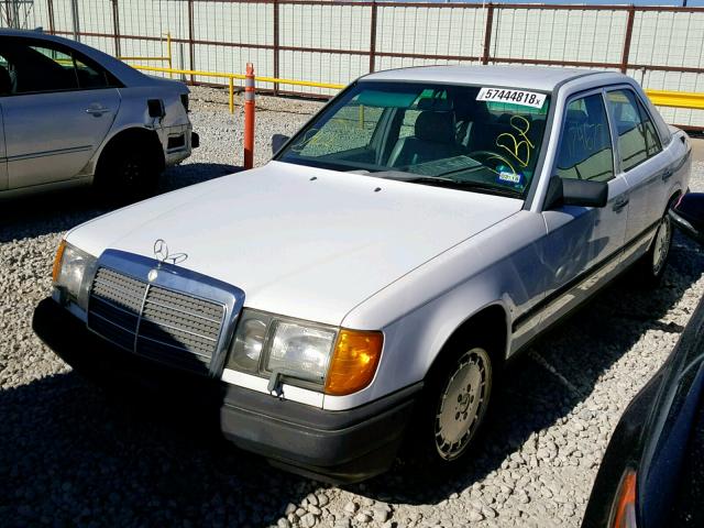 WDBEA30D4KB055709 - 1989 MERCEDES-BENZ 300 E WHITE photo 2