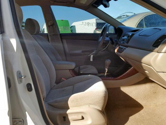 4T1BE32K92U054317 - 2002 TOYOTA CAMRY LE თეთრი ფოტო 5