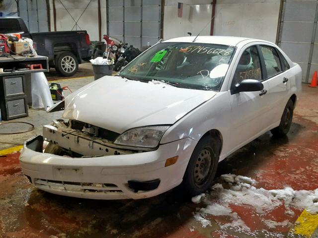 1FAFP34N15W234980 - 2005 FORD FOCUS ZX4 WHITE photo 2