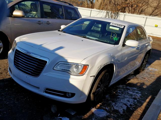 2C3CCAGG1DH739557 - 2013 CHRYSLER 300 V6 WHITE photo 2