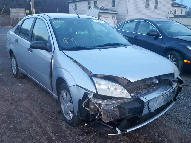 1FAHP34N46W231517 - 2006 FORD FOCUS ZX4 SILVER photo 1