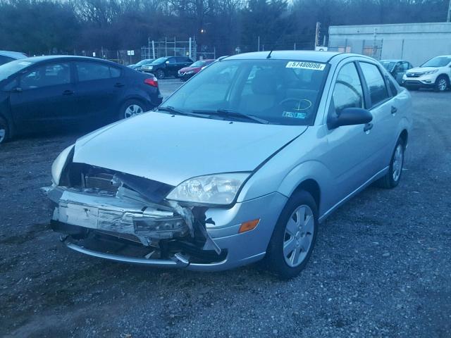 1FAHP34N46W231517 - 2006 FORD FOCUS ZX4 SILVER photo 2