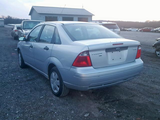 1FAHP34N46W231517 - 2006 FORD FOCUS ZX4 SILVER photo 3