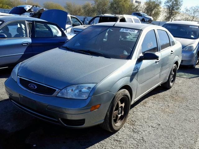 1FAFP34N55W175335 - 2005 FORD FOCUS ZX4 GREEN photo 2