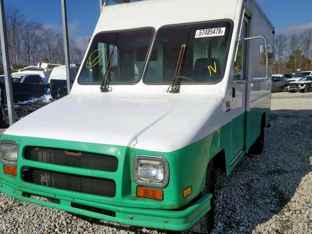 45VXA02B3NW003005 - 1992 UTILIMASTER STEP VAN TWO TONE photo 2