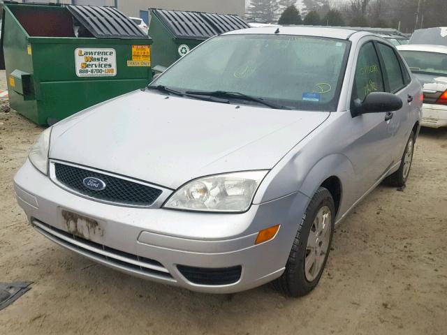 1FAFP34N96W186095 - 2006 FORD FOCUS ZX4 SILVER photo 2