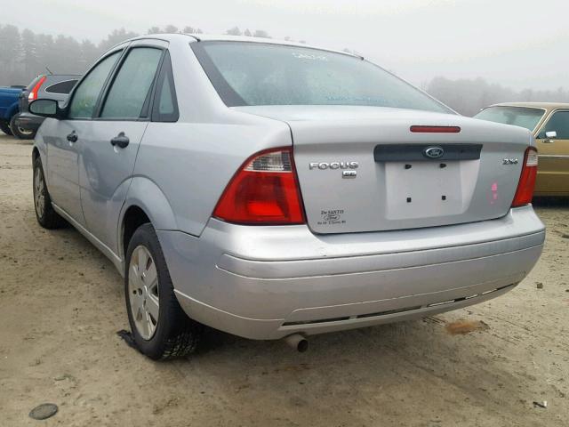 1FAFP34N96W186095 - 2006 FORD FOCUS ZX4 SILVER photo 3