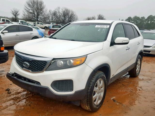 5XYKTCA14BG015896 - 2011 KIA SORENTO BA WHITE photo 2