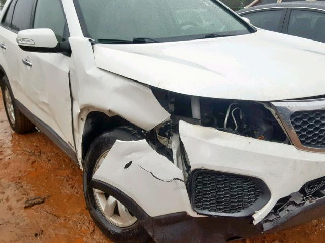 5XYKTCA14BG015896 - 2011 KIA SORENTO BA WHITE photo 9