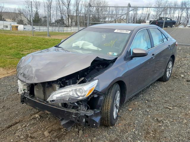 4T1BF1FK2FU059554 - 2015 TOYOTA CAMRY LE Grigio foto 2
