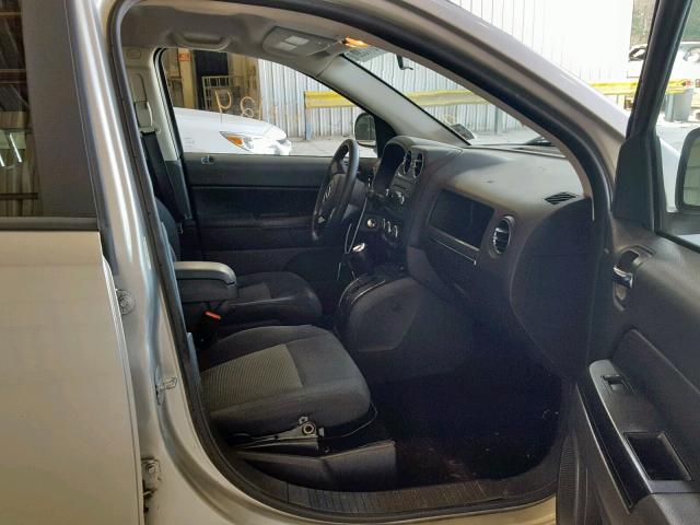 1J4NT1FA5BD253033 - 2011 JEEP COMPASS SP 银色 照片 5