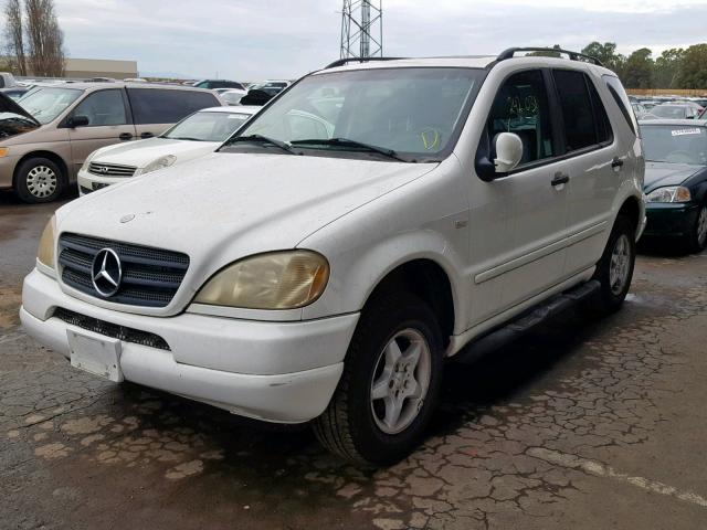 4JGAB54E1YA161251 - 2000 MERCEDES-BENZ ML 320 WHITE photo 2